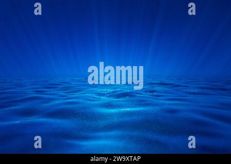Unter der Oberfläche des Ozeans in klarem blauem Wasser mit Sonnenstrahlen, die auf dem Kopf dargestellt werden Stockfoto