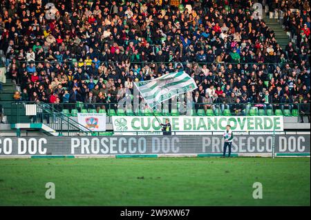 Treviso, Italien. Dezember 2023 30. Fans von Benetton Treviso, die während der United Rugby Championship 2023/24 zwischen Benetton Treviso und Zebre Parma im Monigo Stadion zu sehen waren. Endrunde; Benetton Treviso 36 : 14 Zebre Parma. (Foto: Alberto Gardin/SOPA Images/SIPA USA) Credit: SIPA USA/Alamy Live News Stockfoto