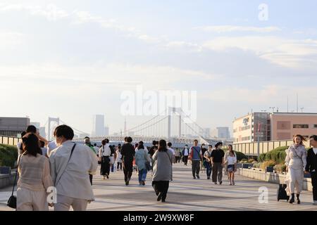 Tokio 5. Mai 2023: Familie im Odaiba Seaside Park. Der Odaiba Seaside Park ist einer der berühmten Orte für Treffen in tokio Stockfoto