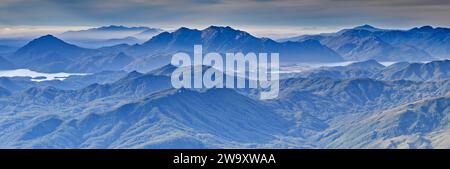 Der Blick auf den Lake Burbury und die endlose, blaue Westküste reicht vom Frenchmans Cap Summit bis zum Franklin-Gordon Wild Rivers National Park in Tasmanien, Australien Stockfoto
