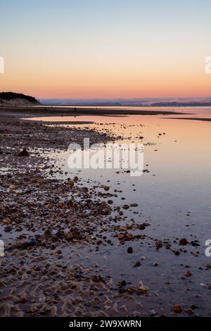 Winteraufgang über Findhorn Beach bei Ebbe. Findhorn, Morayshire, Schottland. Stockfoto