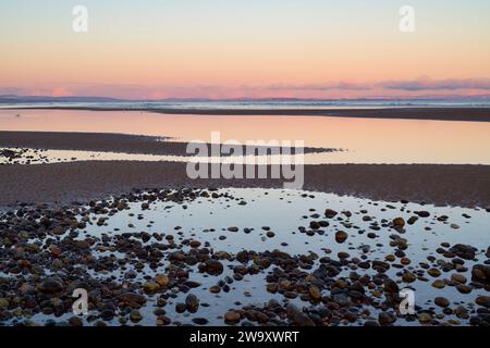 Winteraufgang über Findhorn Beach bei Ebbe. Findhorn, Morayshire, Schottland. Stockfoto