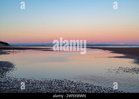 Winteraufgang über Findhorn Beach bei Ebbe. Findhorn, Morayshire, Schottland. Stockfoto