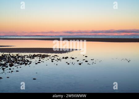 Winteraufgang über Findhorn Beach bei Ebbe. Findhorn, Morayshire, Schottland. Stockfoto