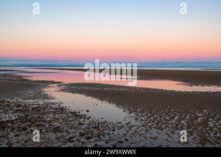 Winteraufgang über Findhorn Beach bei Ebbe. Findhorn, Morayshire, Schottland. Stockfoto