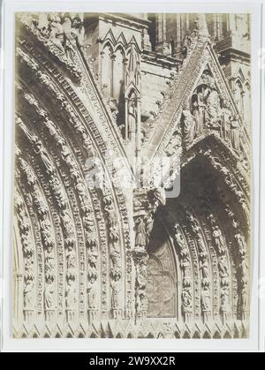 Rechtes Portal der Kathedrale von Reims, Henri Le Secq, 1851 Foto Frankreich Karton. Fotografische Unterstützung gesalzene Papierdrucke Teile der Kirche außen und Nebengebäude Notre-Dame d'Amiens Stockfoto