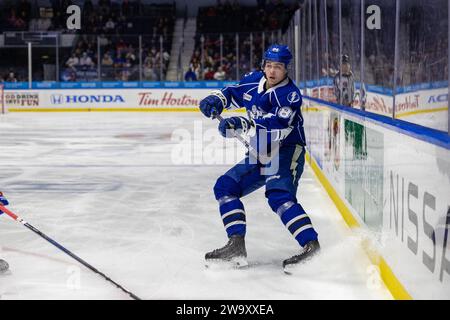 Rochester, New York, USA. Dezember 2023. Syracuse Crunch, Verteidiger Emil Lilleberg (84), läuft in der ersten Periode gegen die Rochester-Amerikaner. Die Rochester Americans veranstalteten die Syracuse Crunch in einem Spiel der American Hockey League in der Blue Cross Arena in Rochester, New York. (Jonathan Tenca/CSM). Quelle: csm/Alamy Live News Stockfoto