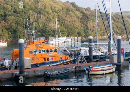 Fowey in Cornwall, einer Fischerstadt an der Südküste Englands, Rettungsboot der RNLI Trent-Klasse, Maurice und Joyce Hardy, die in der Mündung vertäut sind Stockfoto