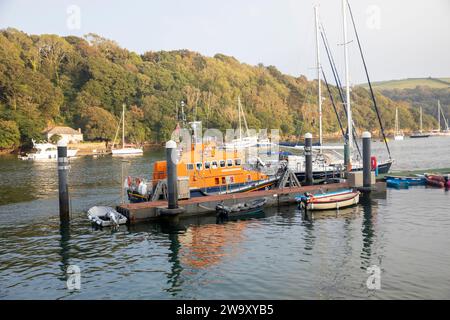 Fowey in Cornwall, einer Fischerstadt an der Südküste Englands, Rettungsboot der RNLI Trent-Klasse, Maurice und Joyce Hardy, die in der Mündung vertäut sind Stockfoto