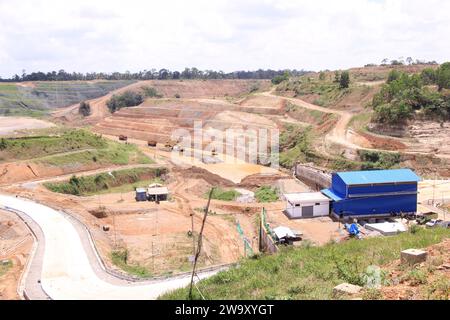 Pringsewu, Lampung; 25. september 2021; Bagger Worker Area Complex im Damm Way sekampung von der Spitze des Damms Stockfoto
