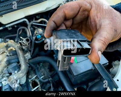 ABSOLUTDRUCKSENSOR des Ansaugkrümmers zur Untersuchung in der Hand halten Stockfoto