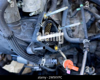 Nahaufnahme der alten Luftdrosselklappe oder Drosselklappe zur Steuerung des Luftstroms in den Motor. Stockfoto