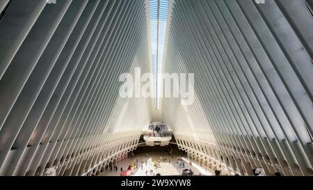 New York, USA; 18. Dezember 2023: Das Innere des One World Trade Center befindet sich am Ground Zero in New York, wo die Terroranschläge stattfanden. Stockfoto