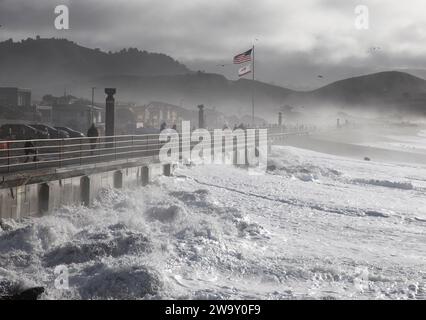 Pacifica, USA. Dezember 2023 30. Riesige Wellen trafen die Küste von Pacifica in San Francisco Bay Area, Kalifornien, USA, am 30. Dezember 2023. Quelle: Li Jianguo/Xinhua/Alamy Live News Stockfoto