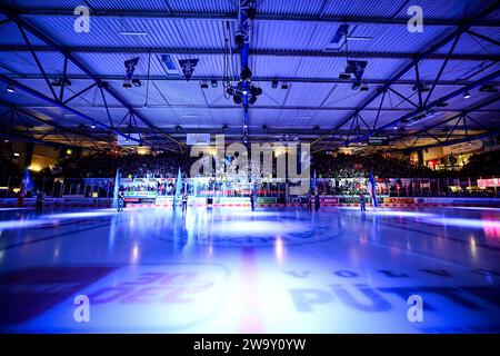 Iserlohn, Deutschland. Dezember 2023 30. Feature, Symbolfoto, Einlaufshow GER, Iserlohn Roosters vs. Loewen Frankfurt, Eishockey, Penny-DEL, 33. Spieltag, Spielzeit 2023/2024, 30.12.2023, Foto: Jonas Brockmann/Eibner-Pressefoto Credit: dpa/Alamy Live News Stockfoto