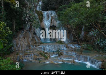 Vientiane. Dezember 2023 30. Dieses Luftbild, das am 30. Dezember 2023 aufgenommen wurde, zeigt den Blick auf den Kuang Si Wasserfall in Luang Prabang, Laos. Quelle: Kaikeo Saiyasane/Xinhua/Alamy Live News Stockfoto