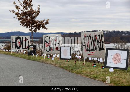 Harrisburg, Usa. Dezember 2023 30. Kleine palästinensische Flaggen und Plakate aus Papier säumen die Straße während einer propalästinensischen Kundgebung. Die Demonstranten legten mehr als 20.000 Flaggen an, eine für jede Person, die seit Beginn des Israel-Hamas-Krieges in Gaza getötet wurde, entlang der Straße in der Nähe der Gouverneurssitzung von Pennsylvania. Quelle: SOPA Images Limited/Alamy Live News Stockfoto