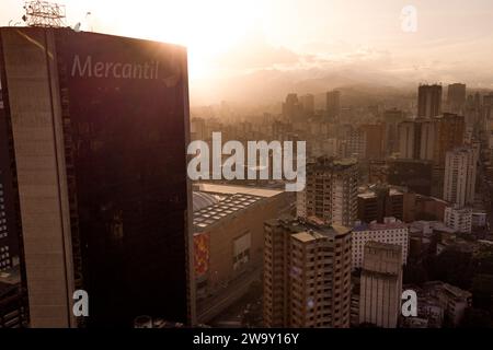 Caracas, Venezuela. Dezember 2023. (ANMERKUNG DER REDAKTION: Bild von einer Drohne) der Mercantil-Wolkenkratzer ist neben dem David Tower zu sehen. Der Wolkenkratzer sollte zum Symbol des Reichtums und Fortschritts Venezuelas werden, wurde aber in den 90er Jahren unvollendet gelassen und jahrelang von obdachlosen Familien besetzt, bis sie 2014 vertrieben wurden. (Foto: Davide Bonaldo/SOPA Images/SIPA USA) Credit: SIPA USA/Alamy Live News Stockfoto