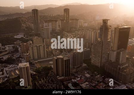 Caracas, Venezuela. Dezember 2023. (ANMERKUNG DER REDAKTION: Bild von einer Drohne) die Innenstadt ist von oben zu sehen, mit dem Torre David (David Tower), der zwischen Wolkenkratzern steht. Der Wolkenkratzer sollte zum Symbol des Reichtums und Fortschritts Venezuelas werden, wurde aber in den 90er Jahren unvollendet gelassen und jahrelang von obdachlosen Familien besetzt, bis sie 2014 vertrieben wurden. (Foto: Davide Bonaldo/SOPA Images/SIPA USA) Credit: SIPA USA/Alamy Live News Stockfoto