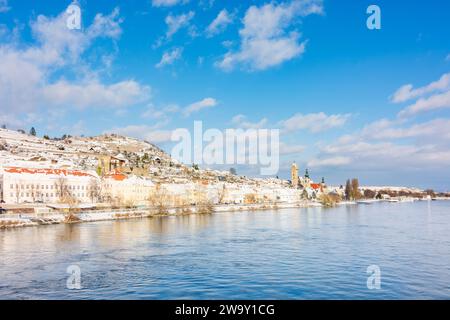 Krems an der Donau: Stadtteil Stein Altstadt mit ehemaliger Frauenbergkirche, Pfarrkirche St. Nikolaus, ehemalige Minoritenkirche, Donau Stockfoto