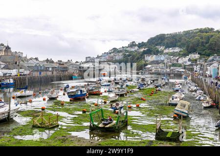 Looe Cornwall und Ebbe im Hafen mit Fischerbooten auf dem Meeresboden, England, Großbritannien, 2023 Stockfoto