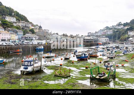 Looe River Cornwall und Ebbe im Hafen mit Fischerbooten auf dem Meeresboden, England, Großbritannien, 2023 Stockfoto