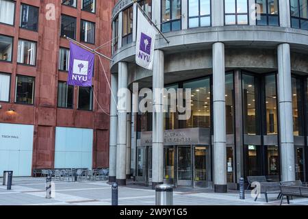 Allgemeine Sicht auf die Business School der New York University. Die New York University (NYU) ist eine renommierte private Forschungsuniversität im Herzen von New York City, bekannt für ihr vielfältiges und dynamisches akademisches Umfeld. Die NYU blickt auf eine reiche Geschichte zurück, die bis ins Jahr 1831 zurückreicht und aus mehreren Schulen, Colleges und Instituten besteht, die eine breite Palette an Bachelor-, Graduiertenprogrammen und professionellen Programmen in verschiedenen Disziplinen wie Kunst, Wissenschaft, Wirtschaft, Recht und mehr anbieten. Der städtische Campus und globale Outreach-Initiativen bieten Studierenden einzigartige Möglichkeiten, sich in die Kultur einzutauchen Stockfoto