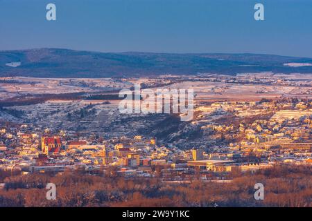 Krems an der Donau: Blick nach Krems, Weinberge im Schnee, Blick vom Kloster Göttweig in Wachau, Niederösterreich, Niederösterreich, Österreich Stockfoto