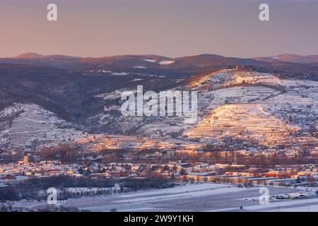 Mautern an der Donau: Blick auf Mautern, Weinberge im Schnee, Blick vom Kloster Göttweig in Wachau, Niederösterreich, Niederösterreich, Österreich Stockfoto