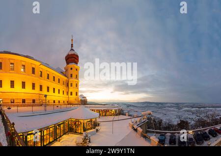 Furth bei Göttweig: Kloster Göttweig, Ostwand, Restaurant, Schnee in Wachau, Niederösterreich, Niederösterreich, Österreich Stockfoto