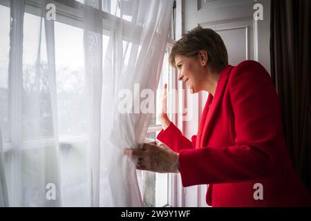 Aktenfoto vom 15.02/23. Von Nicola Sturgeon im Bute House in Edinburgh, nachdem sie angekündigt hatte, dass sie nach acht Jahren als erste Ministerin Schottlands zurücktreten wird.bei einigen der Schlüsselereignisse des Jahres 2023 in der schottischen Politik verließ Nicola Sturgeon Bute House, nach einem bitteren Führungswettlauf in einem Jahr, das von Problemen für die SNP und die schottische Regierung heimgesucht wurde, machte Platz für ihren Nachfolger Humza Yousaf. Ausgabedatum: Sonntag, 31. Dezember 2023. Stockfoto