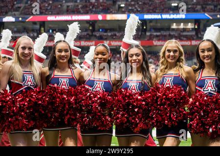 San Antonio, TX, USA. Dezember 2023. Arizona Wildcats Cheerleader beim Valero Alamo Bowl NCAA Football Spiel zwischen den Arizona Wildcats und den Oklahoma Sooners in San Antonio, Texas. Trask Smith/CSM/Alamy Live News Stockfoto