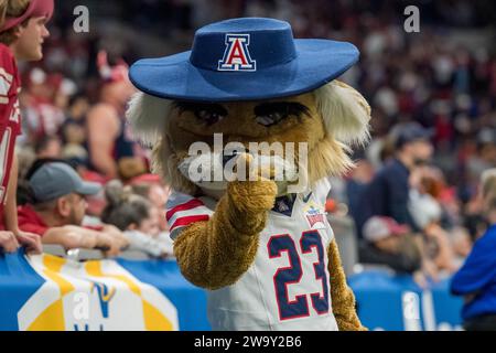 San Antonio, TX, USA. Dezember 2023. Arizona Wildcats Maskottchen Wilbur während des Valero Alamo Bowl NCAA Football Spiels zwischen den Arizona Wildcats und den Oklahoma Sooners in San Antonio, Texas. Trask Smith/CSM/Alamy Live News Stockfoto