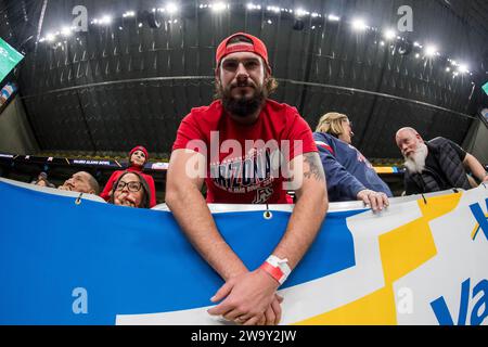 San Antonio, TX, USA. Dezember 2023. Ein Fan der Arizona Wildcats beim Valero Alamo Bowl NCAA-Fußballspiel zwischen den Arizona Wildcats und den Oklahoma Sooners in San Antonio, Texas. Trask Smith/CSM/Alamy Live News Stockfoto