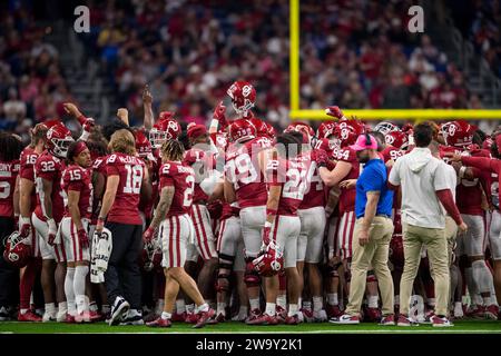 San Antonio, TX, USA. Dezember 2023. Die Oklahoma Sooners treffen sich beim Valero Alamo Bowl NCAA-Fußballspiel zwischen den Arizona Wildcats und den Oklahoma Sooners in San Antonio, Texas. Trask Smith/CSM/Alamy Live News Stockfoto