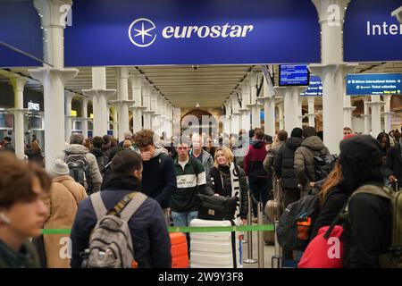 Passagiere stehen am Eingang zum Eurostar in der St Pancras International Station im Zentrum von London an. Eurostar hat angekündigt, dass alle seine Dienste am Sonntag wieder aufgenommen werden, nachdem die Überschwemmungen in Tunneln unter der Themse unter Kontrolle gebracht wurden, obwohl Geschwindigkeitsbeschränkungen zu Verzögerungen führen können. Bilddatum: Sonntag, 31. Dezember 2023. Stockfoto