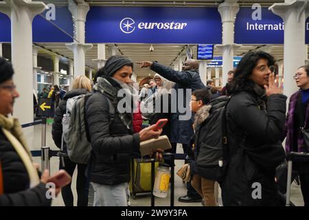 Passagiere stehen am Eingang zum Eurostar in der St Pancras International Station im Zentrum von London an. Eurostar hat angekündigt, dass alle seine Dienste am Sonntag wieder aufgenommen werden, nachdem die Überschwemmungen in Tunneln unter der Themse unter Kontrolle gebracht wurden, obwohl Geschwindigkeitsbeschränkungen zu Verzögerungen führen können. Bilddatum: Sonntag, 31. Dezember 2023. Stockfoto