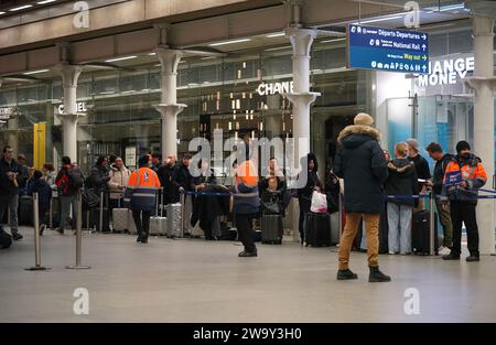 Passagiere stehen am Eingang zum Eurostar in der St Pancras International Station im Zentrum von London an. Eurostar hat angekündigt, dass alle seine Dienste am Sonntag wieder aufgenommen werden, nachdem die Überschwemmungen in Tunneln unter der Themse unter Kontrolle gebracht wurden, obwohl Geschwindigkeitsbeschränkungen zu Verzögerungen führen können. Bilddatum: Sonntag, 31. Dezember 2023. Stockfoto