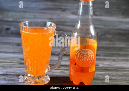 Kairo, Ägypten, 25. Dezember 2023: Spiro Spathis Mandarine Orangensoda Drink, Spiro Spathis Company wurde 1920 von dem griechischen Ausländer SpiroSpathi gegründet Stockfoto