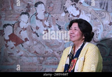 Hongkong, China. Dezember 2023. Leonie Ki, Ehrendirektorin und Gründerin des Hong Kong Gaudeamus Dunhuang Ensembles, erhält am 16. Dezember 2023 ein Interview mit Xinhua in Hongkong, Südchina. PASSEND ZU „Feature: Hong Kong Ensemble Decodes Resonance of Ageleless Mogao Grottoes“ Credit: Chen Duo/Xinhua/Alamy Live News Stockfoto