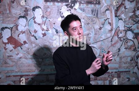 Hongkong, China. Dezember 2023. Kam Shing-hei, künstlerischer Koordinator und Residenzkomponist des Gaudeamus Dunhuang Ensembles in Hongkong, Südchina, erhält am 16. Dezember 2023 ein Interview mit Xinhua. PASSEND ZU „Feature: Hong Kong Ensemble Decodes Resonance of Ageleless Mogao Grottoes“ Credit: Chen Duo/Xinhua/Alamy Live News Stockfoto