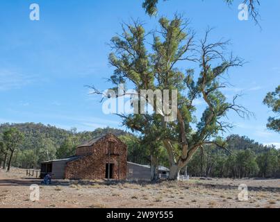 Wilpena Pound, South Australia, Australien – 15. März 2018: Männlicher Fotograf vor dem Laden an der Old Wilpena Station, einer Arbeitsstation unti Stockfoto