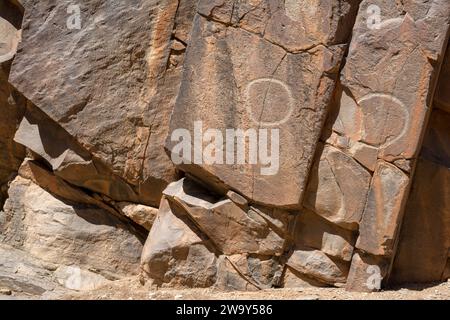 Flinders Ranges, South Australia, Australien – 15. März 2018: Kreisförmige Gravuren der Aborigines im Sacred Canyon, einem bedeutenden Ort der Adnya Stockfoto