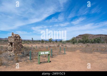 Flinders Ranges, Südaustralien - 16. März 2018: Was ist übrig von der Yungoona Hut, die sich entlang der Bachina Gorge Tracks im Nationalpark befindet. Stockfoto