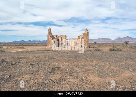 Flinders Ranges, South Australia, Australien – 16. März 2018: Alte, verlassene Bauruinen entlang des Outback Highway gefunden und von der majestätischen Seite flankiert Stockfoto