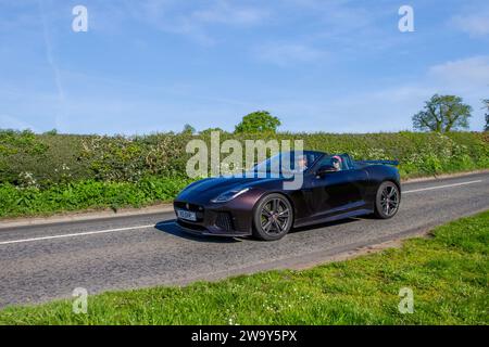 2020 Red Jaguar F-Type V8 Svr AWD Auto 575 V8 AWD Quickshift Auto Start/Stopp Cabriolet 8-Gang Auto Roadster Benzinmotor 5000 ccm; restaurierte klassische Spezialmotoren Fahrzeugreparatur, Autosammler, Motorenfreunde und historische Veteranen, die in Cheshire, Großbritannien reisen Stockfoto