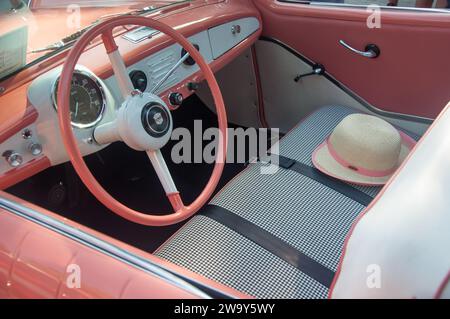 Burbank, Kalifornien, USA - 3. August 2019. Innenausstattung eines Nash Metropolitans aus dem Jahr 1956 mit Damenhut auf der Burbank CA Classic Car Show Stockfoto
