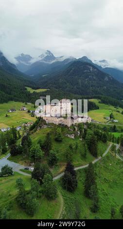 Drohnenfoto Schloss Tarasp, Schloss Tarasp Schweiz Europa Stockfoto