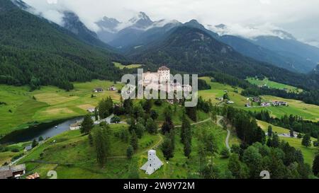 Drohnenfoto Schloss Tarasp, Schloss Tarasp Schweiz Europa Stockfoto