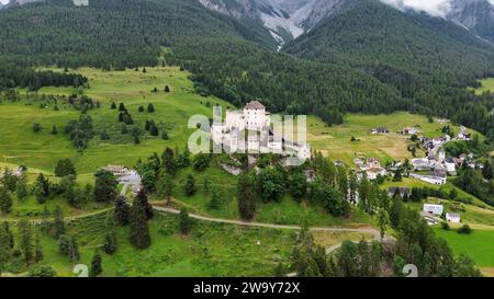 Drohnenfoto Schloss Tarasp, Schloss Tarasp Schweiz Europa Stockfoto